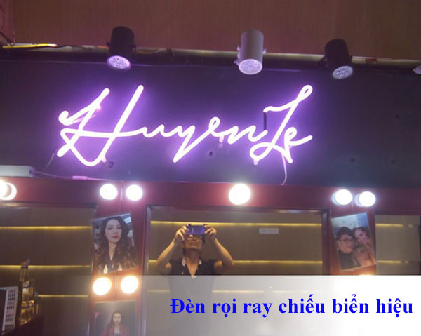 Đèn rọi ray vừa chiếu biển hiệu vừa trang trí hiệu quả