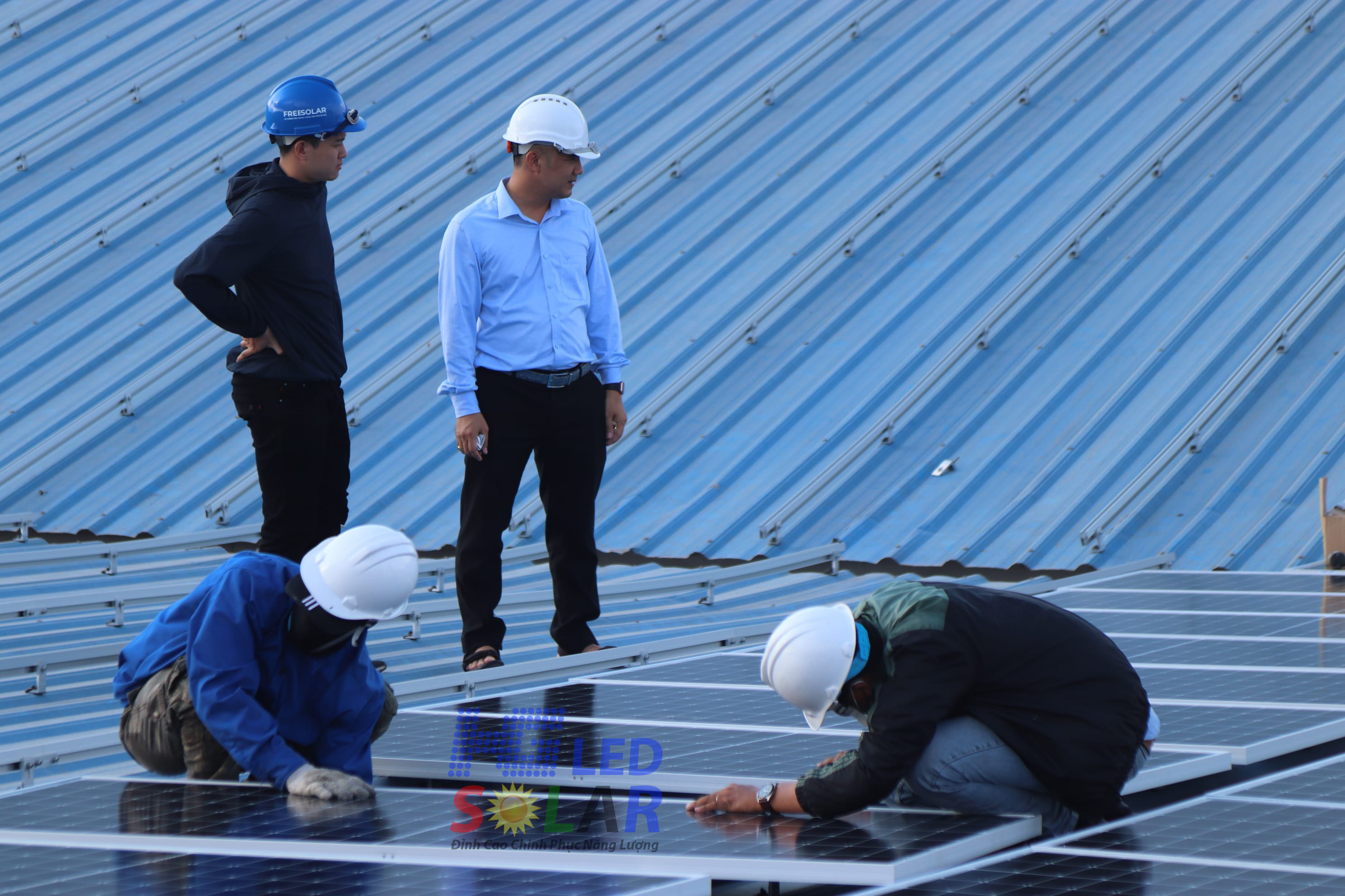 Lãnh đạo đang động viên các cán bộ công nhân viên trên công trường