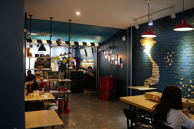 Shop cafe được trang trí kết hợp nhiều loại đèn