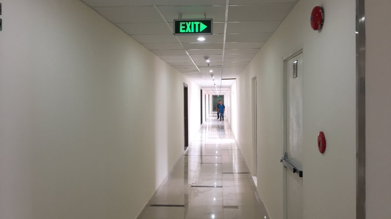 Đèn exit được lắp đặt ở các hành lang chung cư